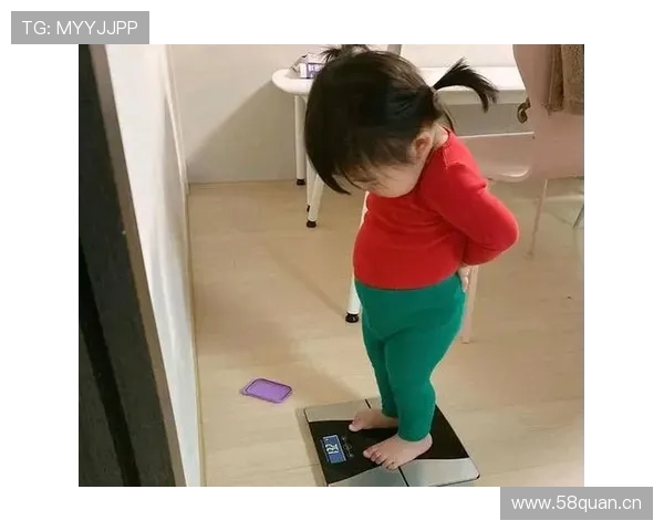 田亮家冰箱里塞满蛋白粉，娃放学回家先称体重