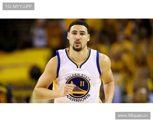 刚刷到斯蒂芬·库里下楼买菜，戴着帽子像个邻居——等他掏出那张卡我笑不出来