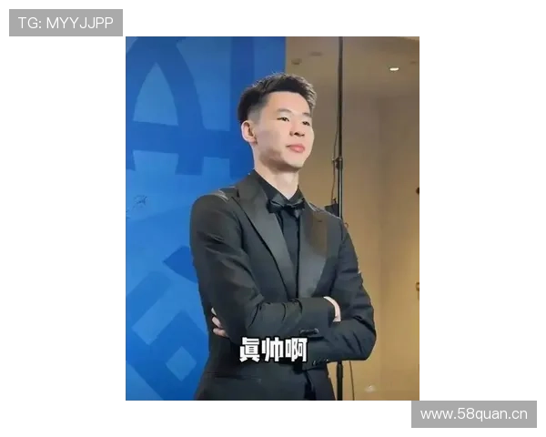 郭昊文最新街拍居然穿得像隔壁理发店小哥，球场上那个“贵公子”呢？